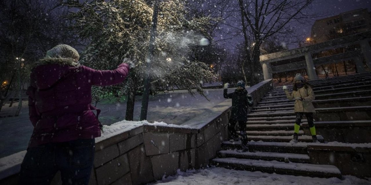 Ankara'da kar yağışı akşam saatlerinde etkisini artırdı