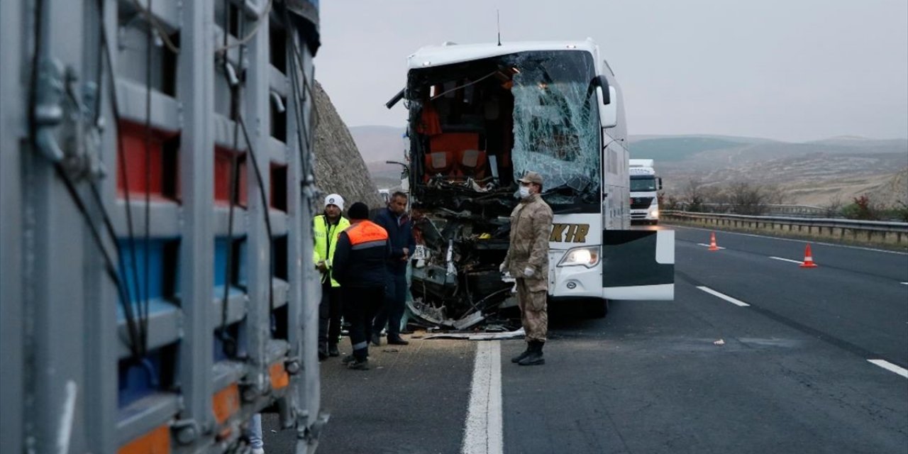 Şanlıurfa'da yolcu otobüsü tıra arkadan çarptı: 3 ölü, 30 yaralı