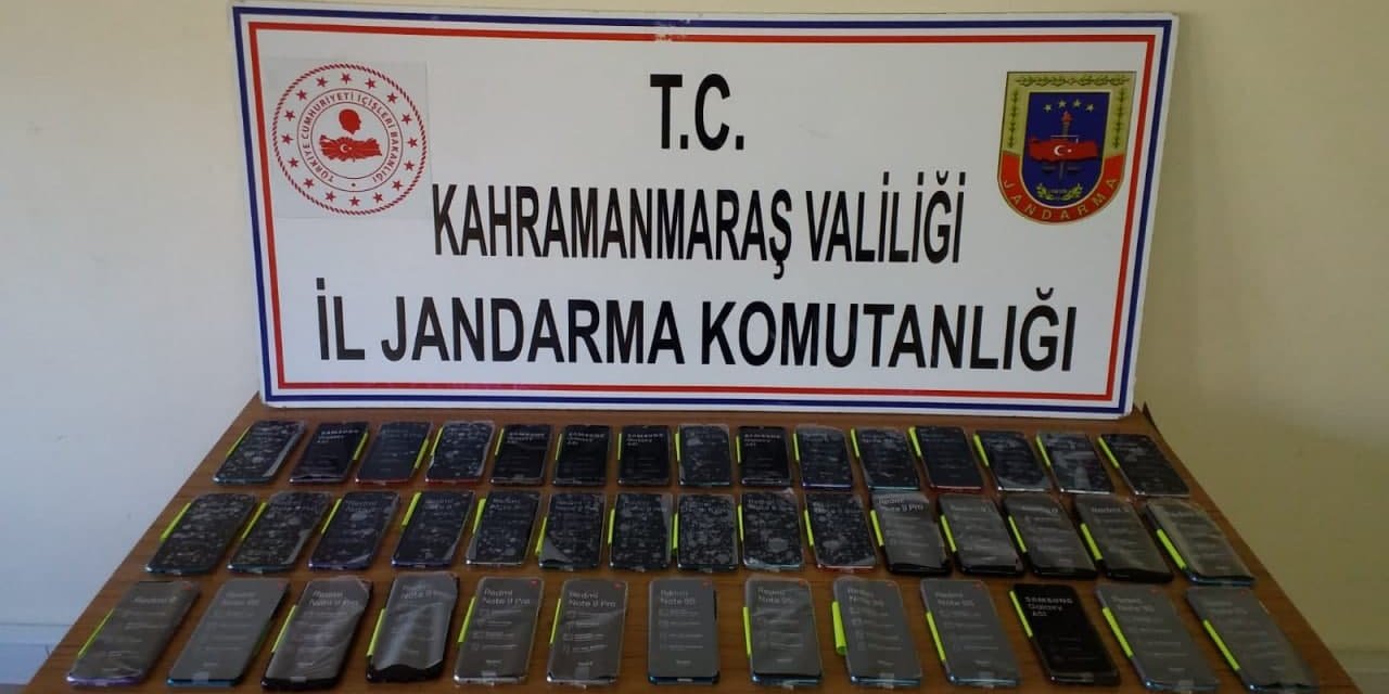 Kahramanmaraş'ta kaçak cep telefonları ve uyuşturucular jandarma engeline takıldı