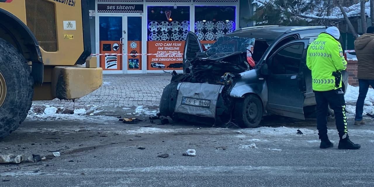 Kahramanmaraş'ta kar temizleyen iş makinesine çarpan sürücü hayatını kaybetti