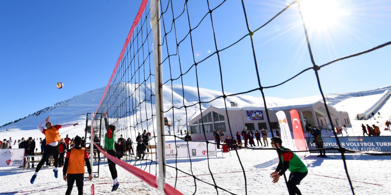 Kahramanmaraş'ta "kar voleybolu" turnuvası düzenlendi