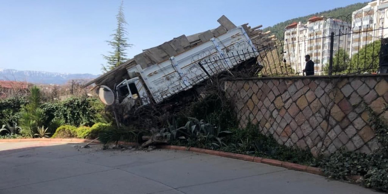 Kahramanmaraş'ta freni patlayan kamyon istinat duvarına çarptı