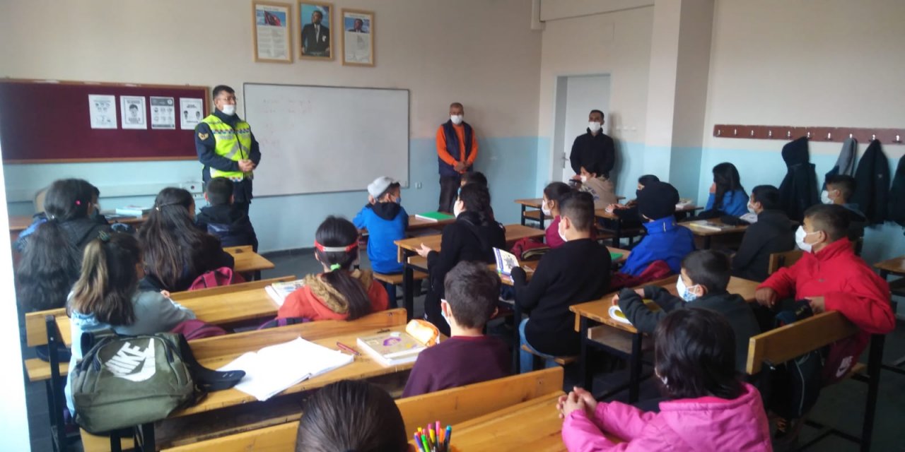 Kahramanmaraş'ta jandarma personelleri öğrencilere trafik semineri verdi