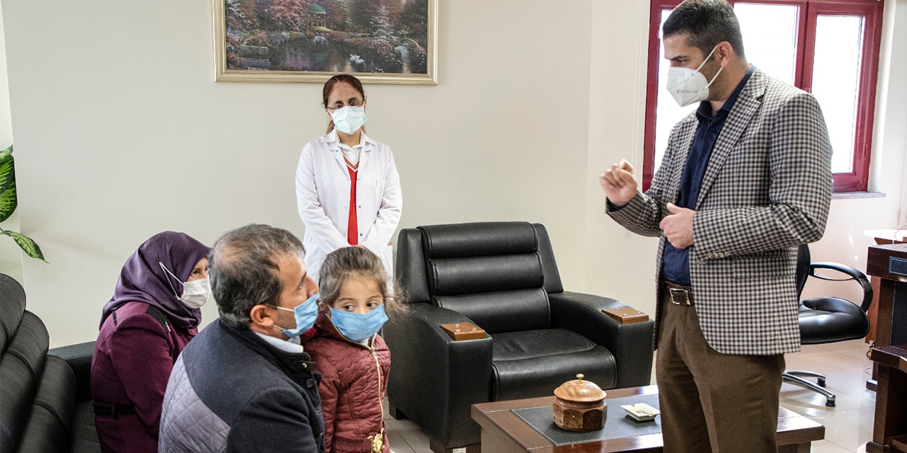 Kahramanmaraş’ta işitme engelli Ayşe, yeniden duymaya ve konuşmaya başladı