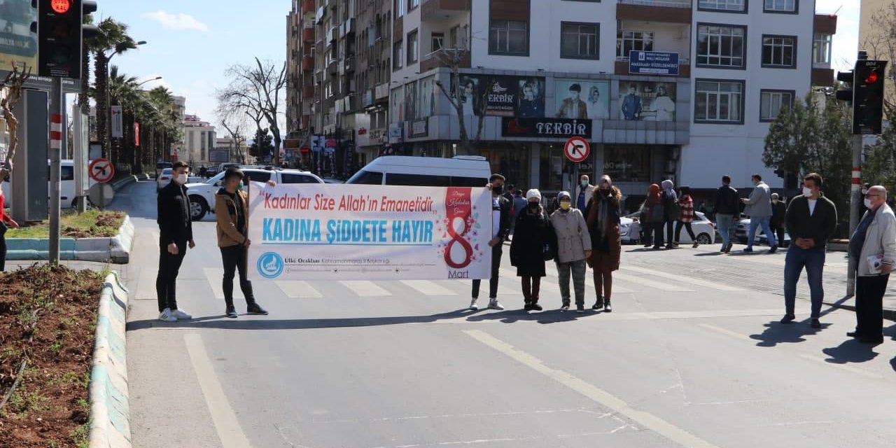 Kahramanmaraş'ta Ülkü Ocakları kırmızı ışıkta kadına şiddete ‘DUR’ dedi