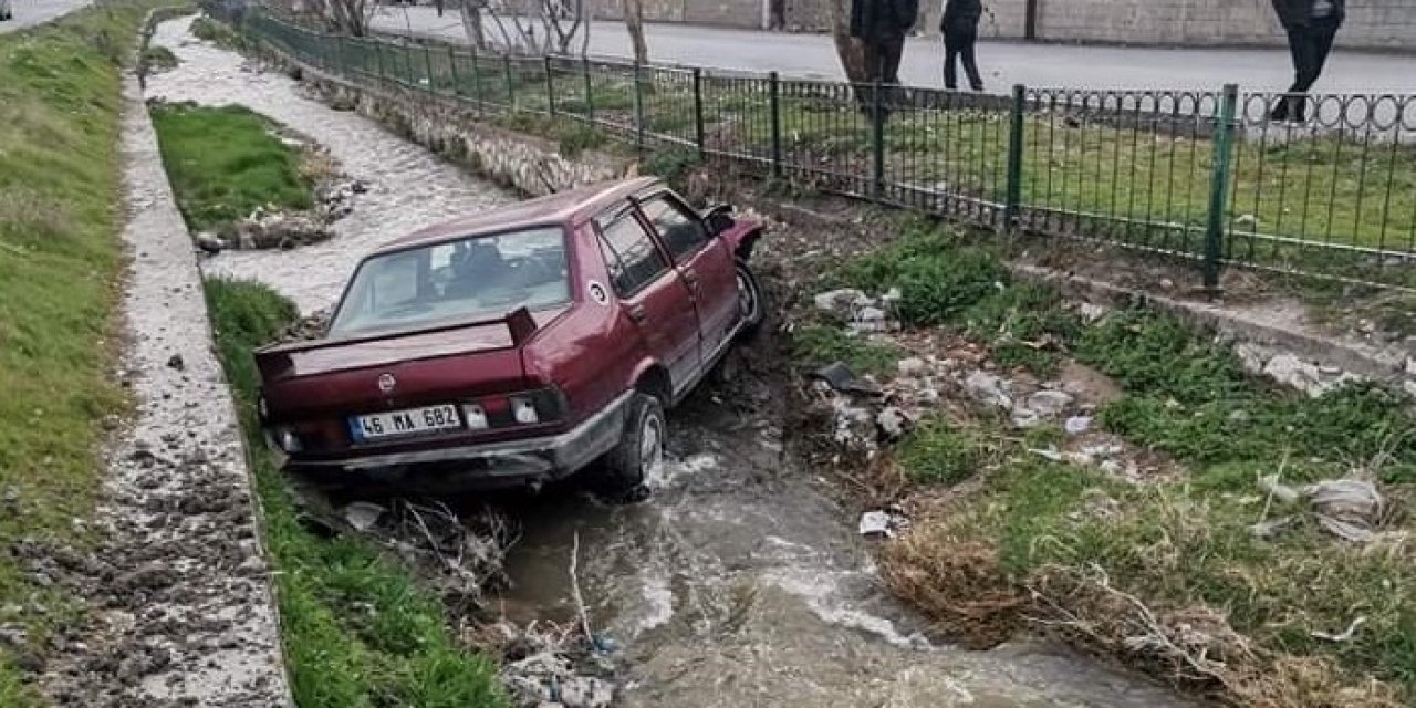 Kahramanmaraş'ta kanala düşen otomobildeki 2 kişi yaralandı