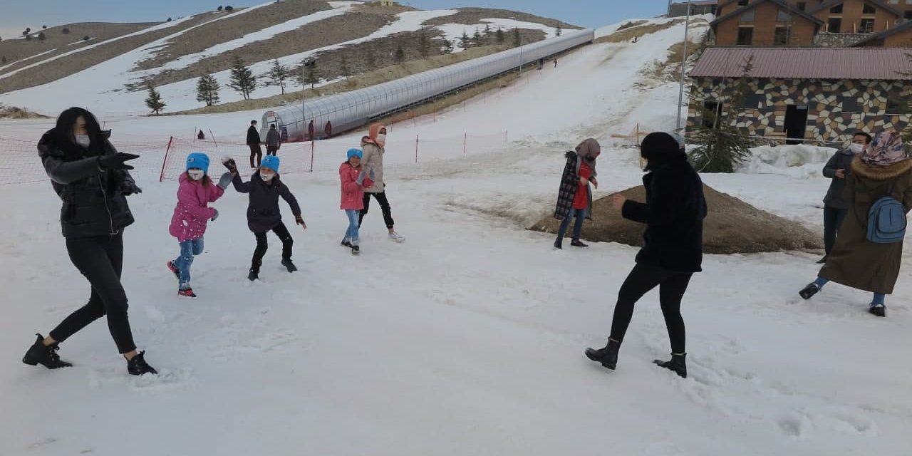 Kahramanmaraş'ta öksüz ve yetim çocuklar kar üstünde doyasıya eğlendi