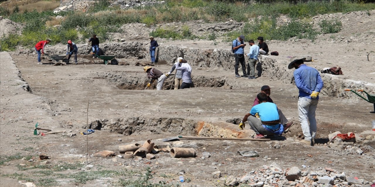 Sivas'ta 'Kale Projesi' kapsamındaki kazılarda 42 bin parça tarihi eser gün yüzüne çıkarıldı