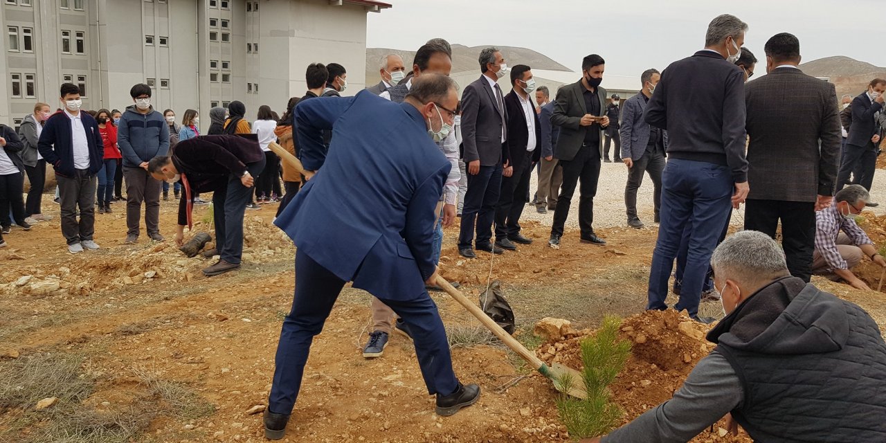 Afşin'de Polis haftasında ağaç diktiler