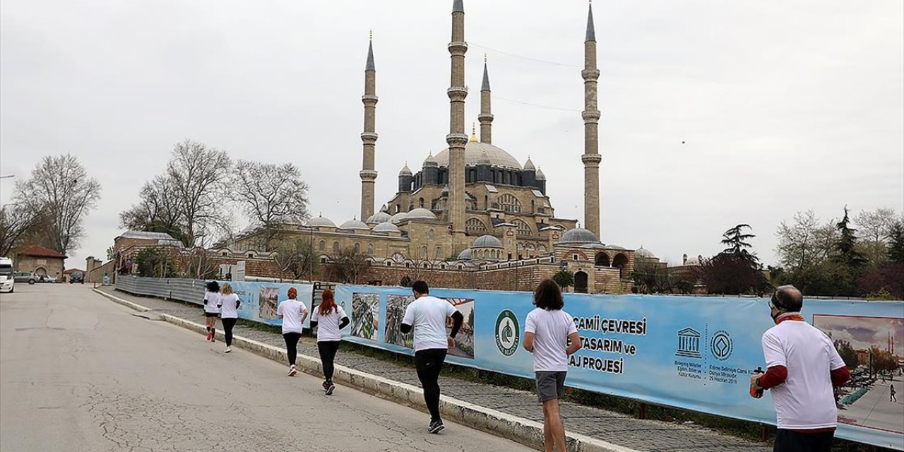 Selimiye Camisi'nin UNESCO'ya girişinin 10. yıl dönümünde atletler cami çevresinde10 tur attı