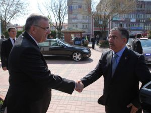 Bakan Yılmaz, Sakarya Büyükşehir Belediyesini Ziyaret Etti