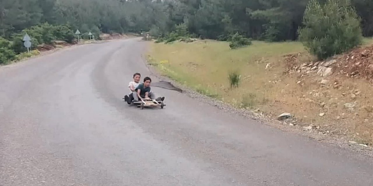 Türkoğlu'nda çocukların tahta arabayla hız tutkusu görenleri şaşırttı