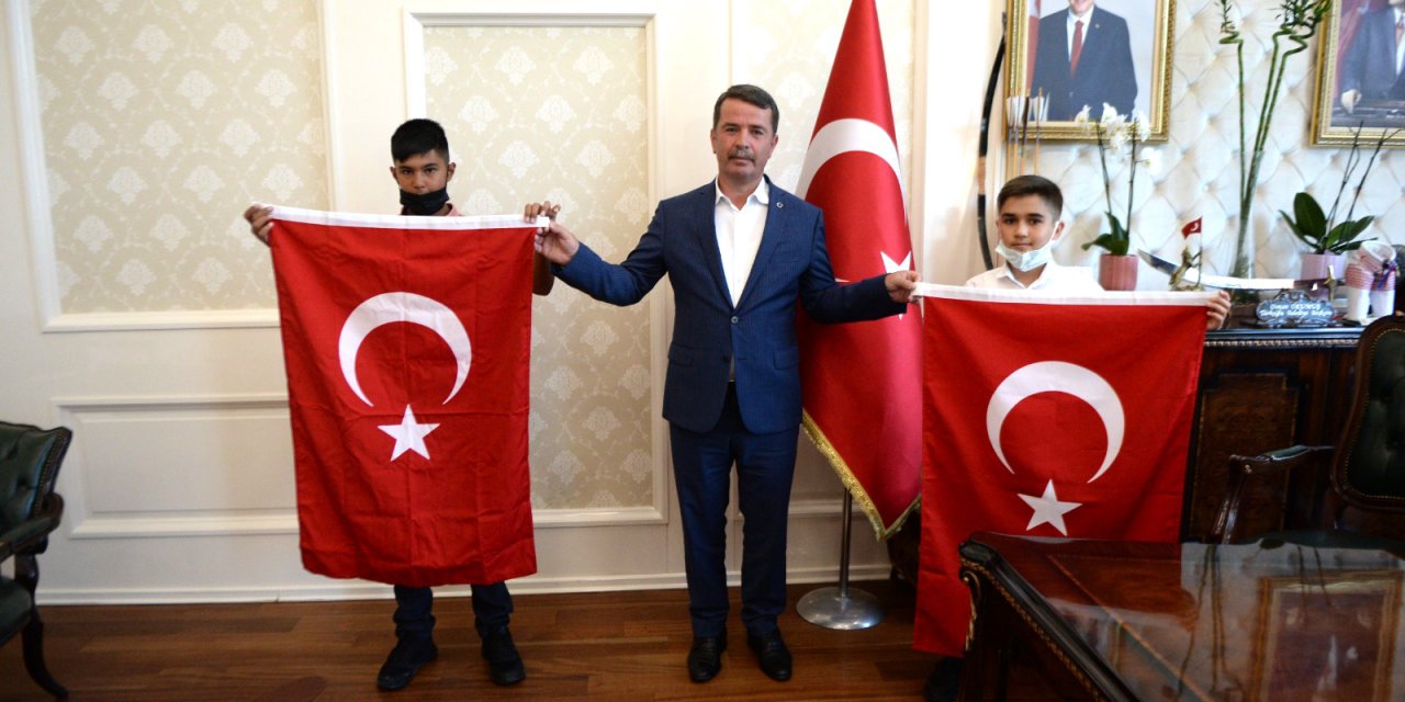 Türkoğlu’nun Türk Bayrağı Sevdalısı Gençleri Okumuş Tarafından Ödüllendirildi