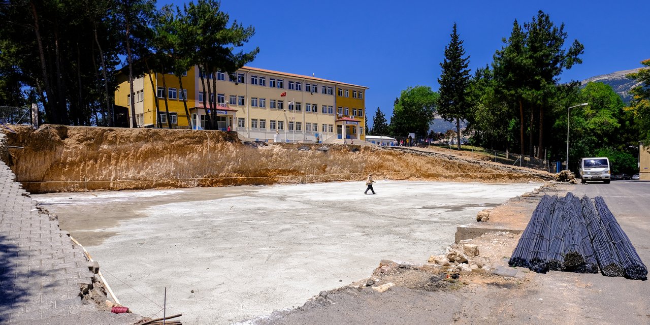 Divanlı’ya kapalı semt pazarı ve halı saha yapılıyor