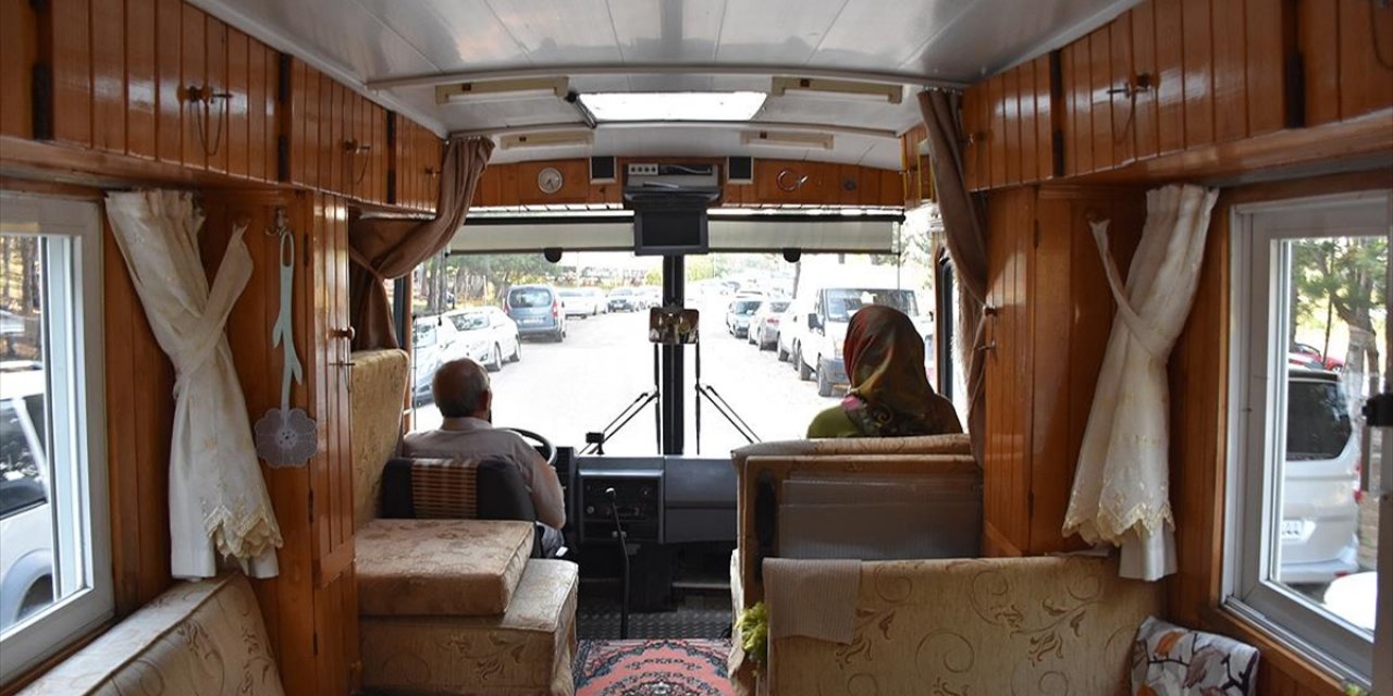 Motokaravana dönüştürdüğü eski model yolcu minibüsüyle Türkiye'yi geziyor