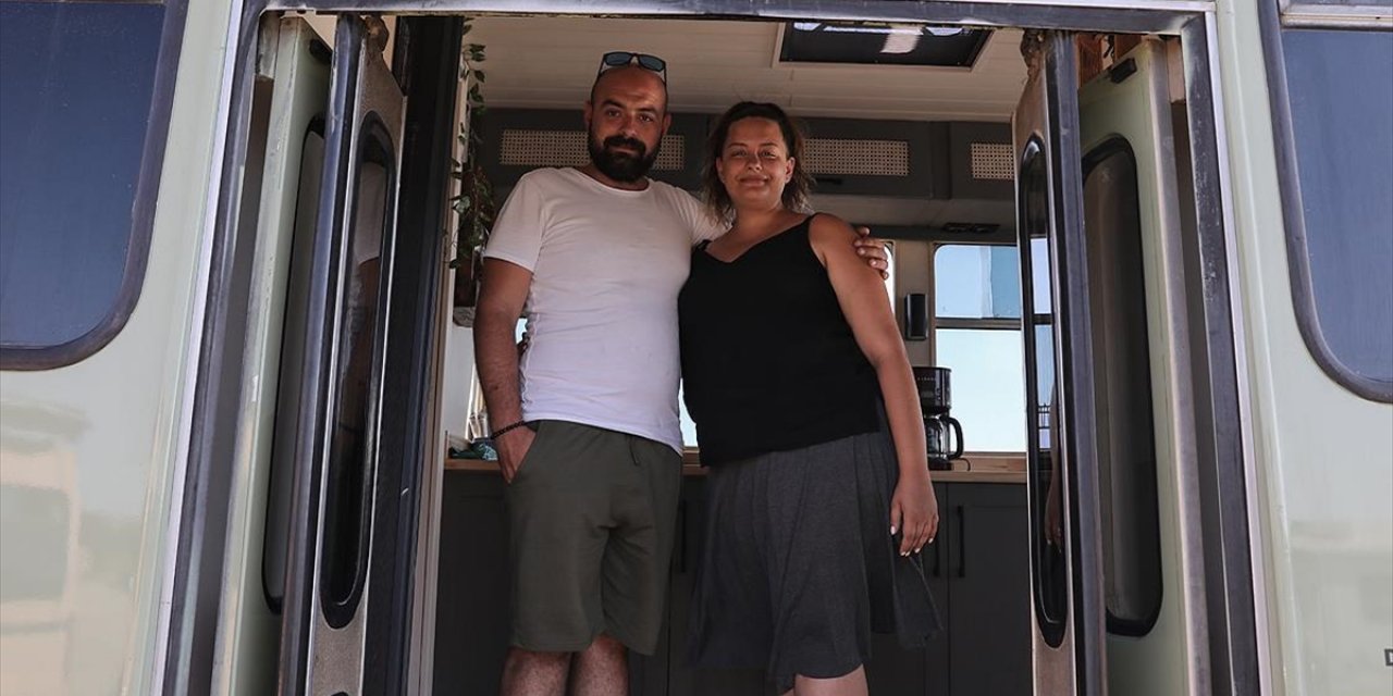 Sürekli iş seyahatine çıkan çift konaklama sorununu eve dönüştürdükleri otobüsle çözdü