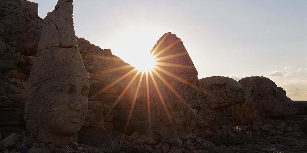 Dünya mirası Nemrut ziyaretçilerini ağırlamaya başladı