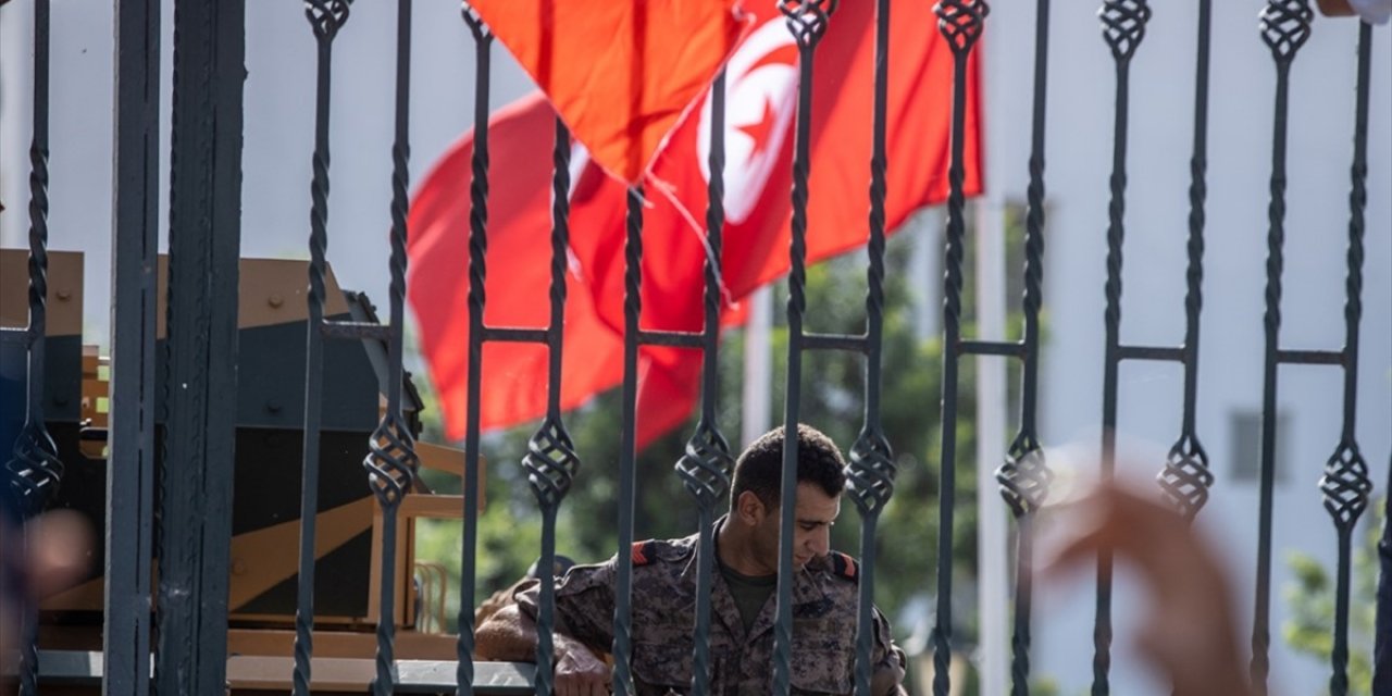 Tunus, Cumhurbaşkanı Said'in 'darbe' niteliğindeki kararlarının ardından zorlu bir yol ayrımına girdi