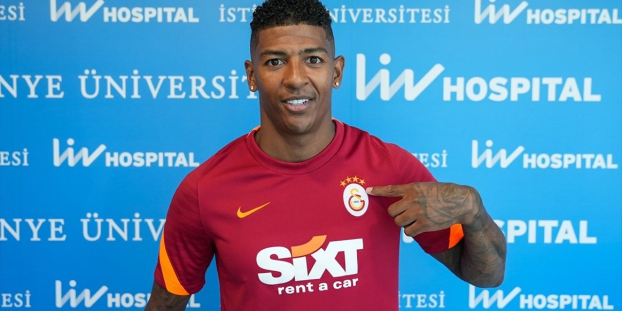 Galatasaray, Hollandalı futbolcu Patrick van Aanholt ile 3 yıllık sözleşme imzaladı