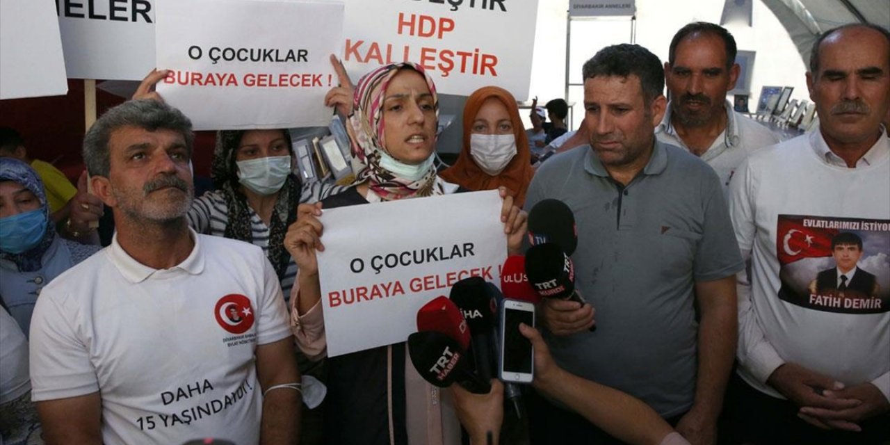 Oğlu teslim olan Diyarbakır annesi Biçer sevincini diğer annelerle paylaştı