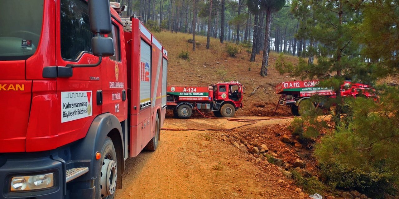 Kahramanmaraş itfaiyesi Osmaniye’deki yangına müdahale ediyor