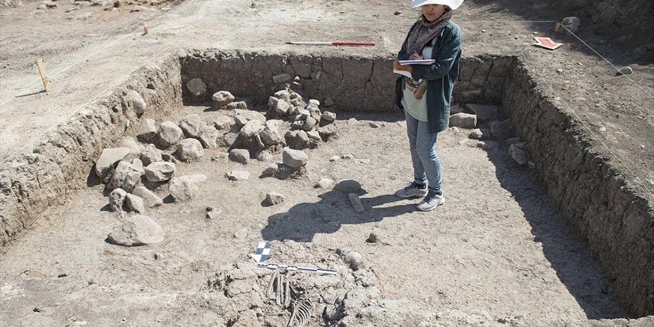 Tozkoparan Höyüğü'ndeki arkeolojik kazılarda çocuk iskeleti bulundu