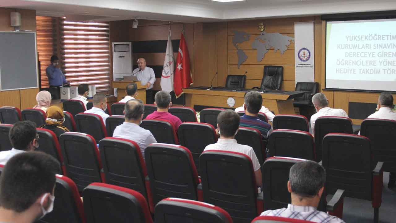 Kahramanmaraş’ta YKS’de İlk 100’e Giren Öğrenciler Ödüllendirildi