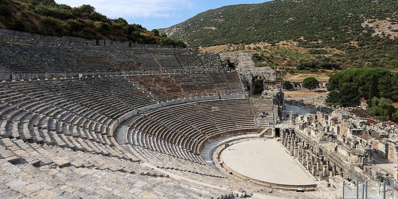Antik dünyanın gözdesi 'Efes Tiyatrosu' 3 yıl aradan sonra sanat için kapılarını aralıyor