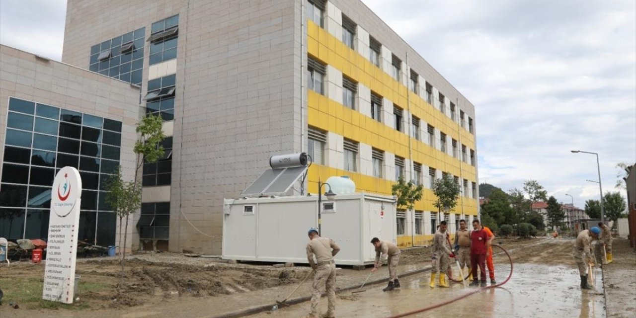 Selden zarar gören Ayancık Devlet Hastanesi kısmi olarak hizmet vermeye başladı