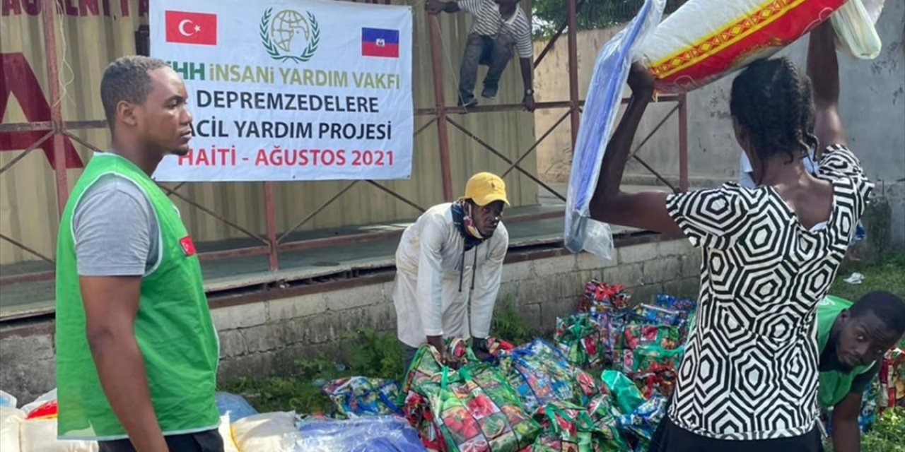 İHH ekipleri, Haiti'deki depremzedelere kumanya ve hijyen paketi dağıttı