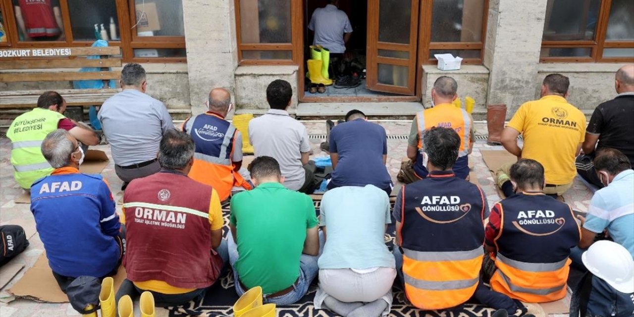 Bozkurt'taki selden etkilenen 113 yıllık camide cuma namazı kılındı