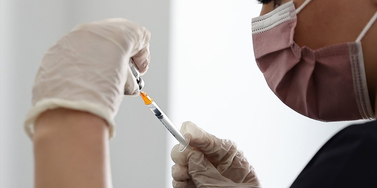 İsrail Sağlık Bakanlığının verilerine göre 3. doz Kovid-19 aşısı enfeksiyon riskini önemli ölçüde azaltıyor