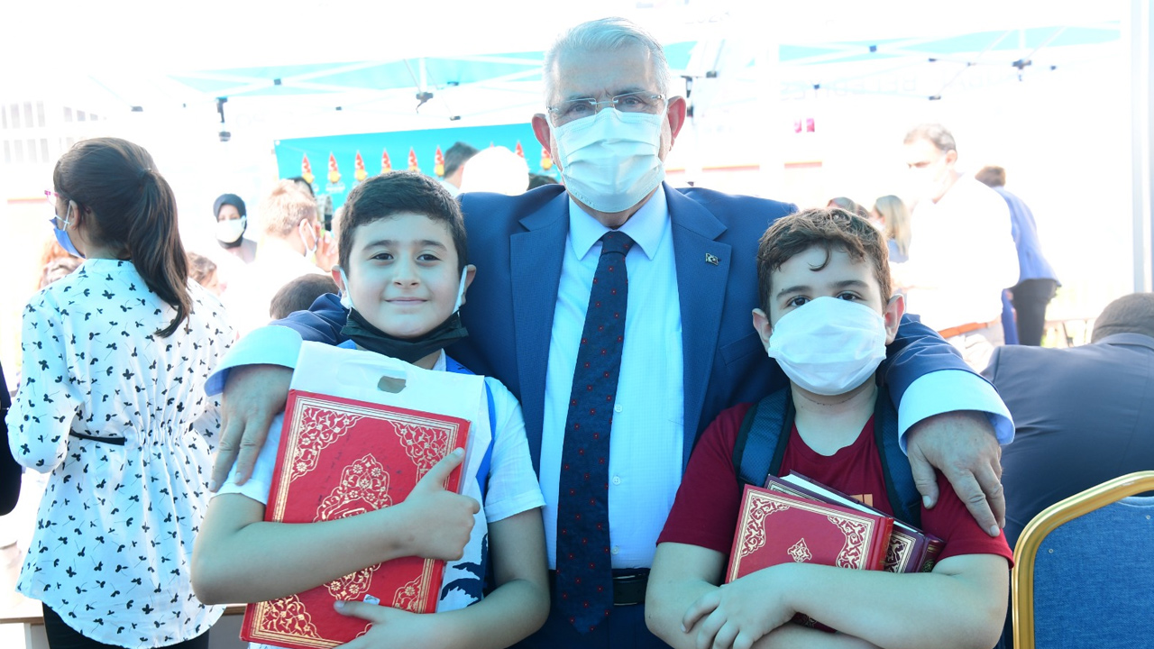 Onikişubat Belediyesi’nden Öğrencilere Kuran-ı Kerim Hediyesi