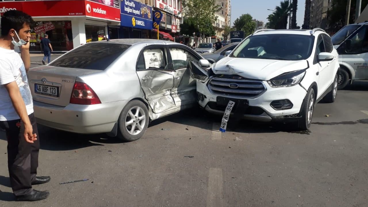Kahramanmaraş'ta iki araç kavşakta çarpıştı! 5 yaralı