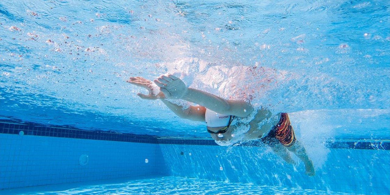 Günde 8 kilometre yüzen otizimli Artun, kulaçlarını milli forma için atıyor