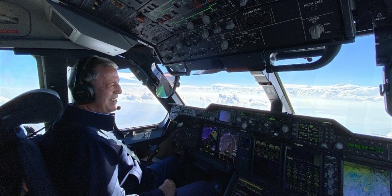 Akar ve TSK komuta kademesi "Koca Yusuf"un kokpitinde