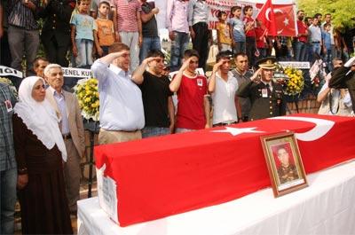 Mardin şehidine ağladı