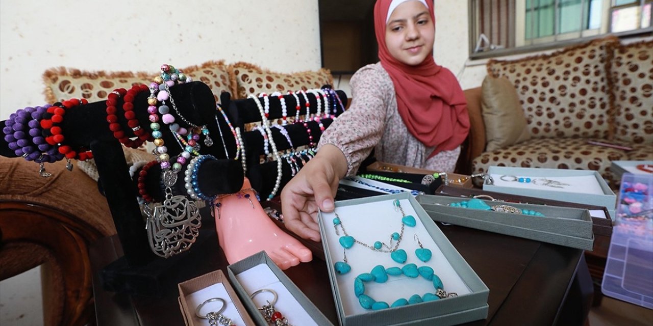 Filistinli küçük kız, salgın sürecinde evde ürettiği takı ve aksesuarlarla iş hayatına atılmaya hazırlanıyor