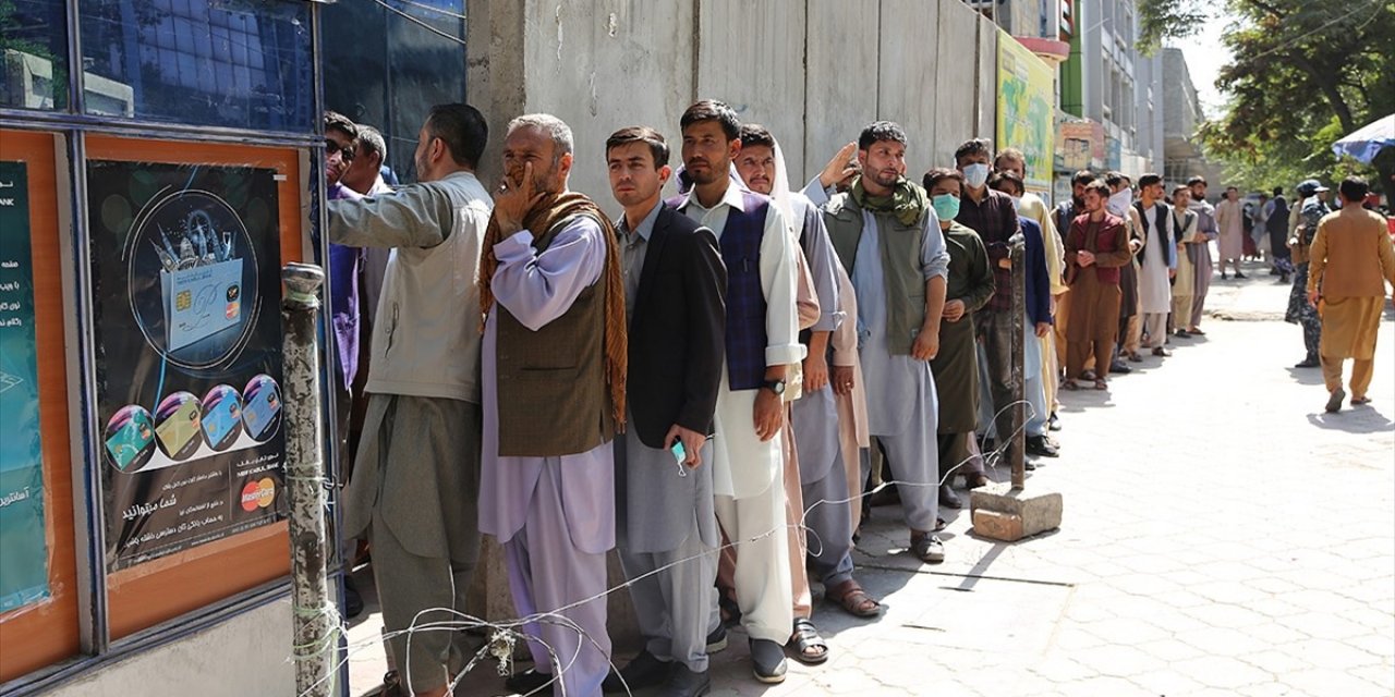 Afganistan'da nakit yetersizliği nedeniyle banka önünde kuyruklar oluşmaya devam ediyor