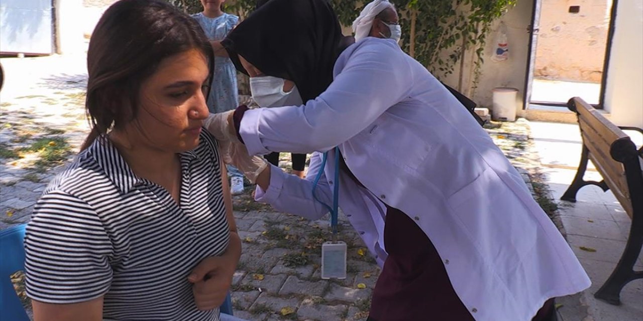 Kovid-19 aşı haritasında son sıradaki Şanlıurfa'da sahadaki ekip sayısı iki katına çıkarıldı