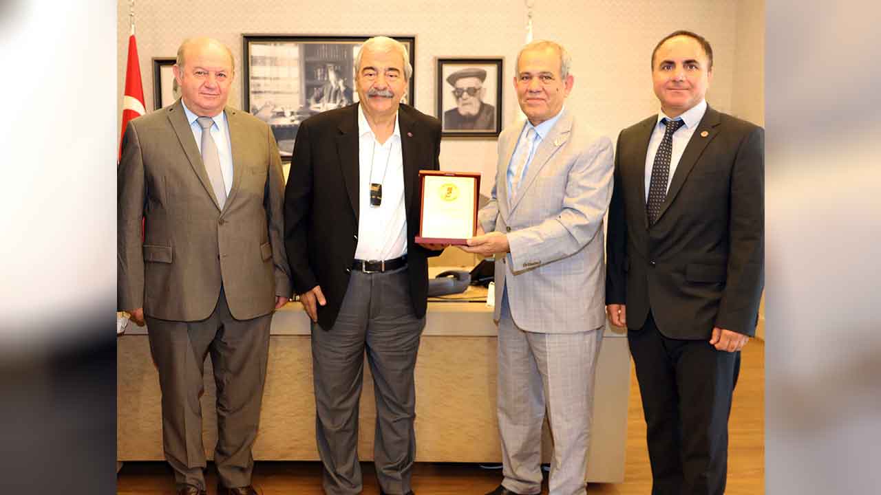 SANKO Onursal Başkanı Konukoğlu’na Teşekkür Plaketi