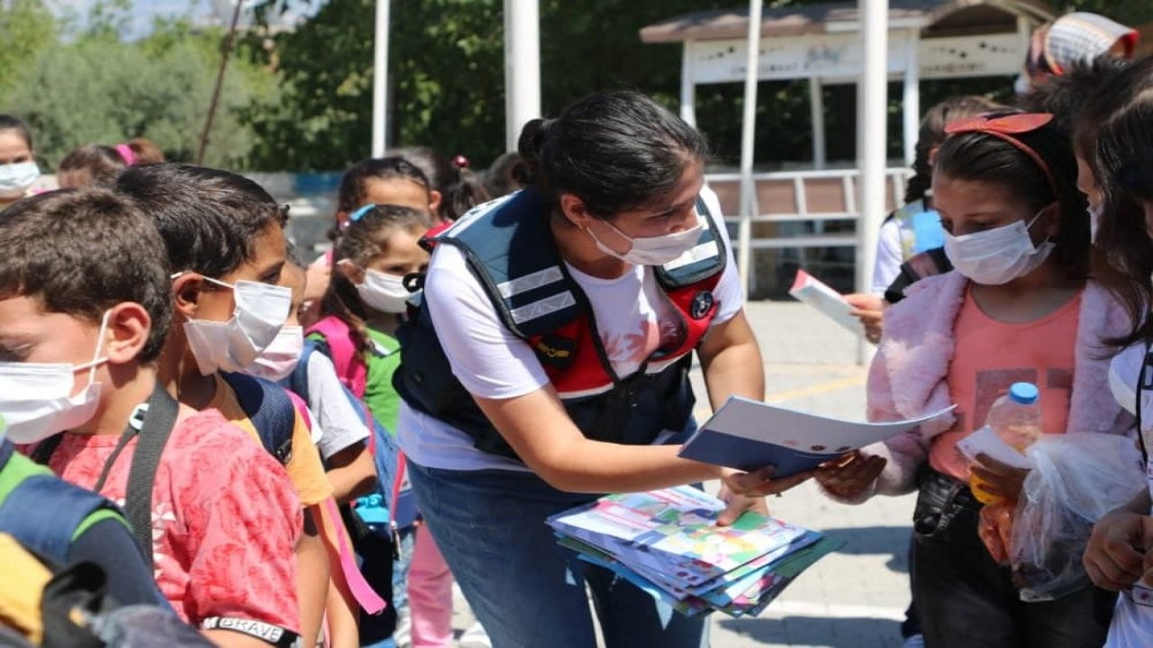Jandarma ekipleri öğrencileri sevindirdi
