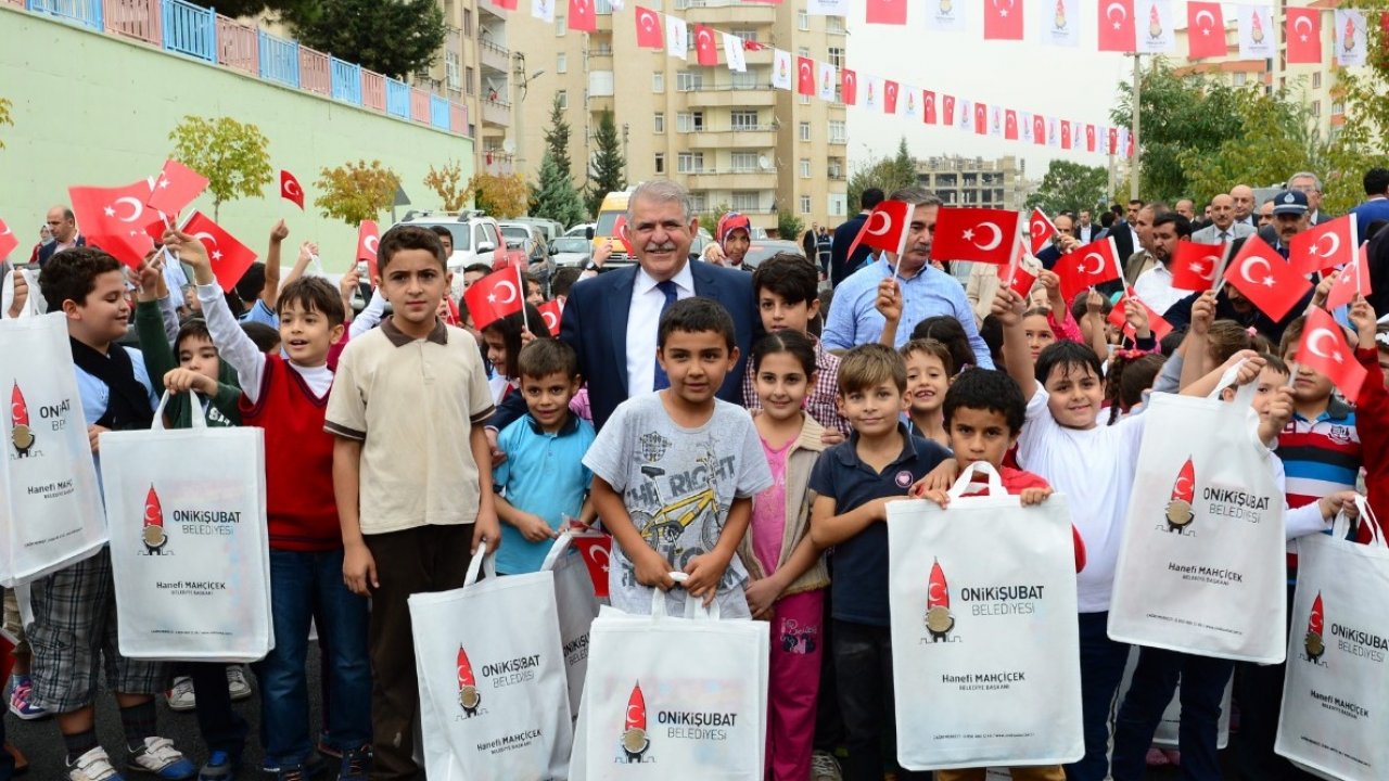 Başkan Mahçiçek: Kitaplar Devletten, Çanta ve Kırtasiye Seti Onikişubat Belediyesi’nden