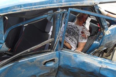 Otomobil, yolcu minibüsüyle çarpıştı