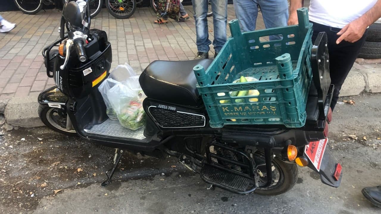 Otomobille çarpışan elektrik bisiklet sürücüsü yaralandı