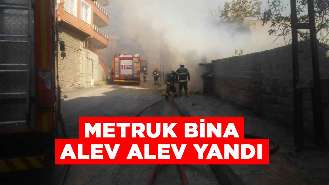 Kahramanmaraş’ta metruk bina alev alev yandı