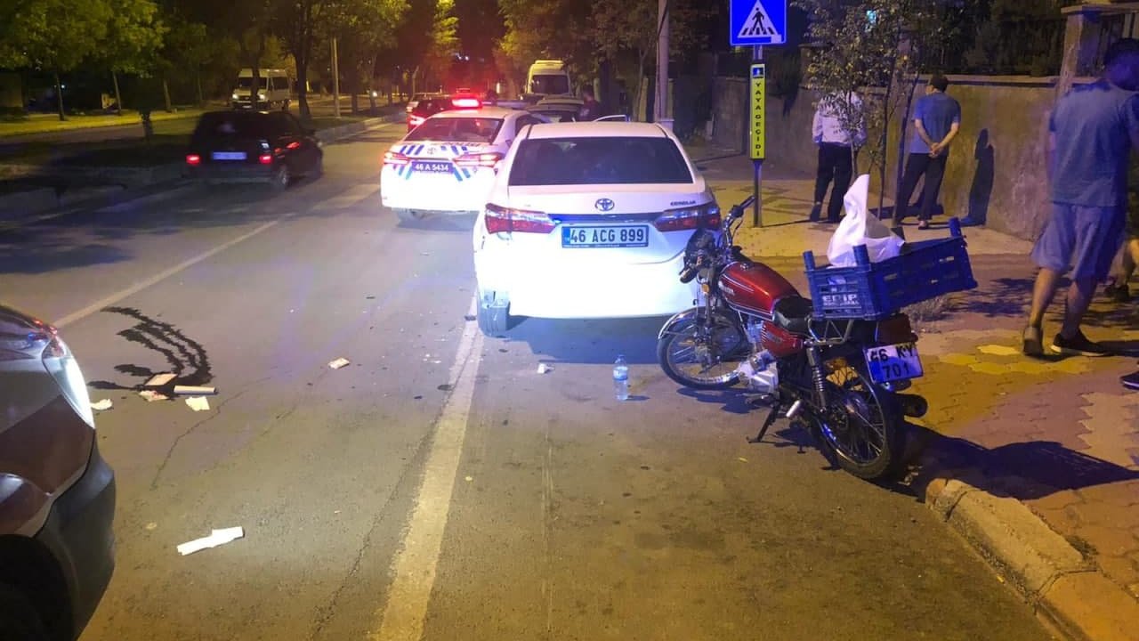 Motosikletiyle park halindeki otomobile çarpan kurye yaralandı