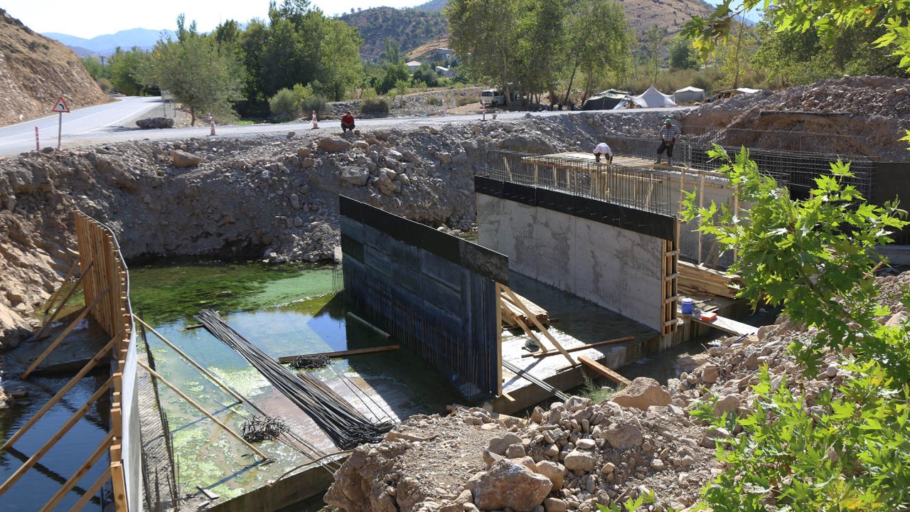 Dadağlı Köprüsü’nde Çalışmalar Devam Ediyor