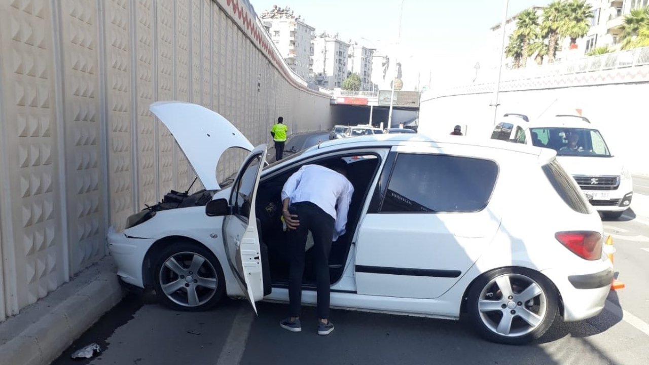 Alt geçitte trafik kazası: Araç içindeki çocuk yaralandı