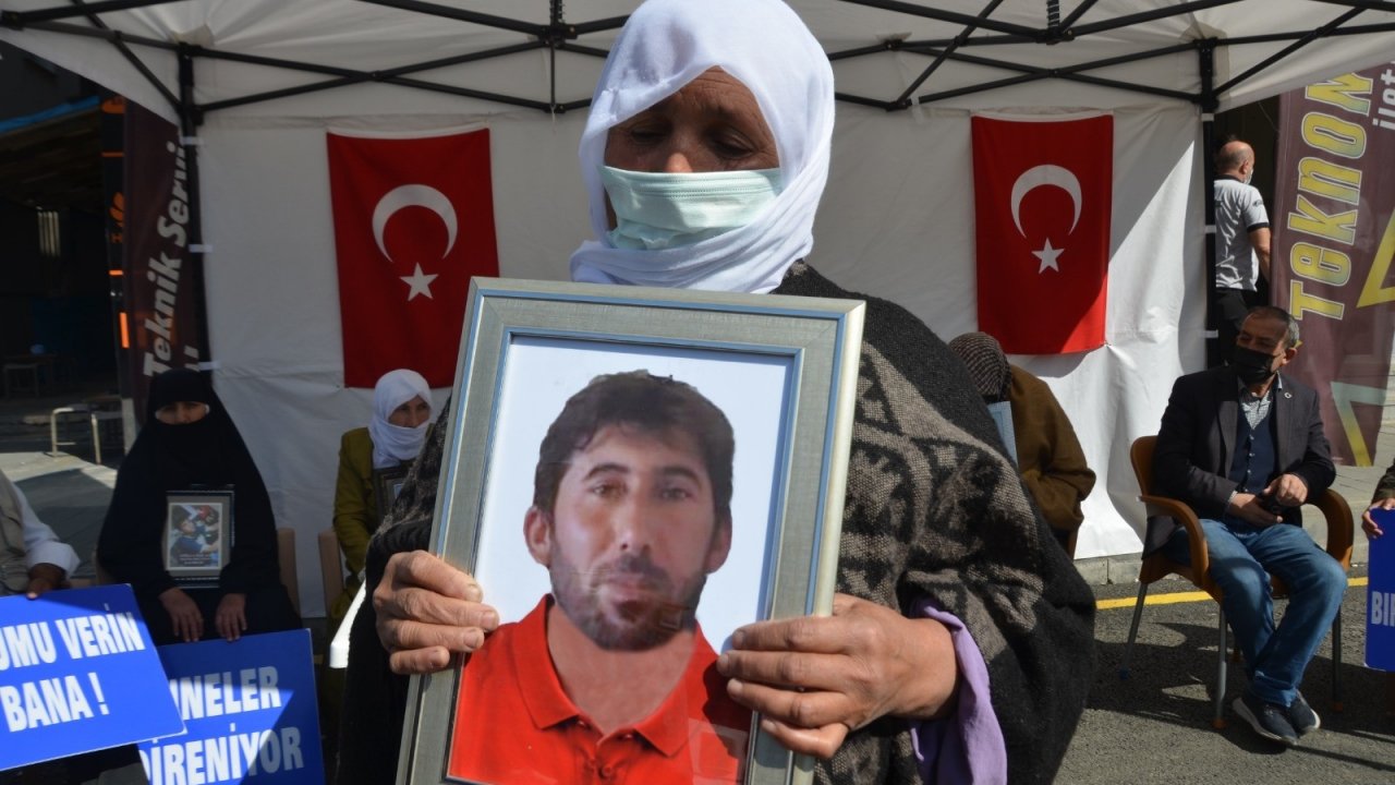 Muş’ta gözü yaşlı ailelerin HDP önündeki evlat nöbeti sürüyor